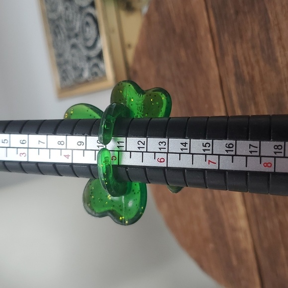 Shamrock kelley green luxky ring size 6‎ R356 🌟 - Picture 3 of 4